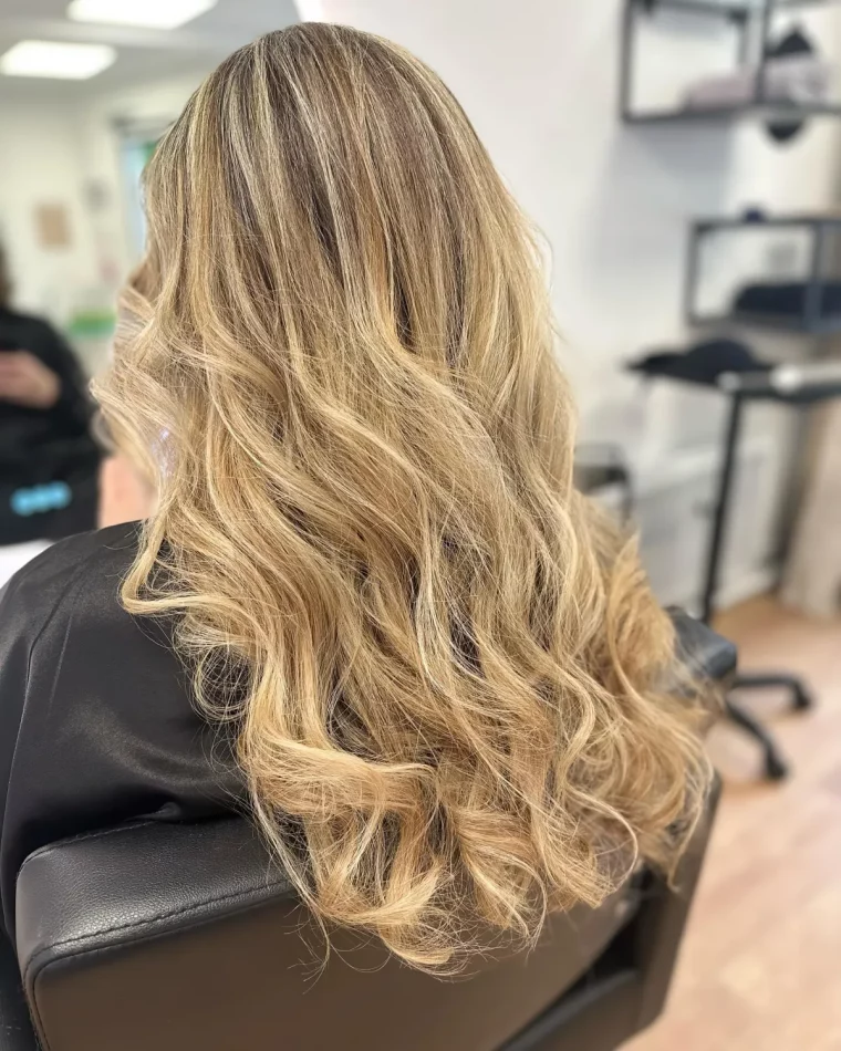 cheveux longs ondules blonds avec meches