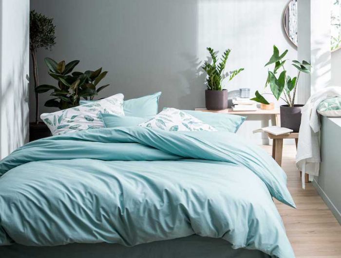 choix linge de lit de qualité de couleur bleue murs blancs plante verte
