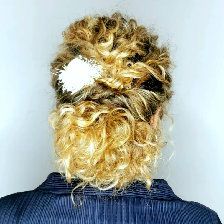 coiffure cheveux boucles femme blonde