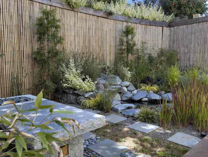 comment cacher un vilain mur exterieur idée de mur de bambou jardin mineral avec gravier et plantes vertes