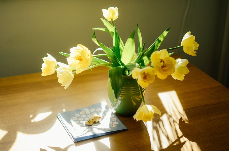 comment conserver un bouquet de roses vase de tulipes jaunes
