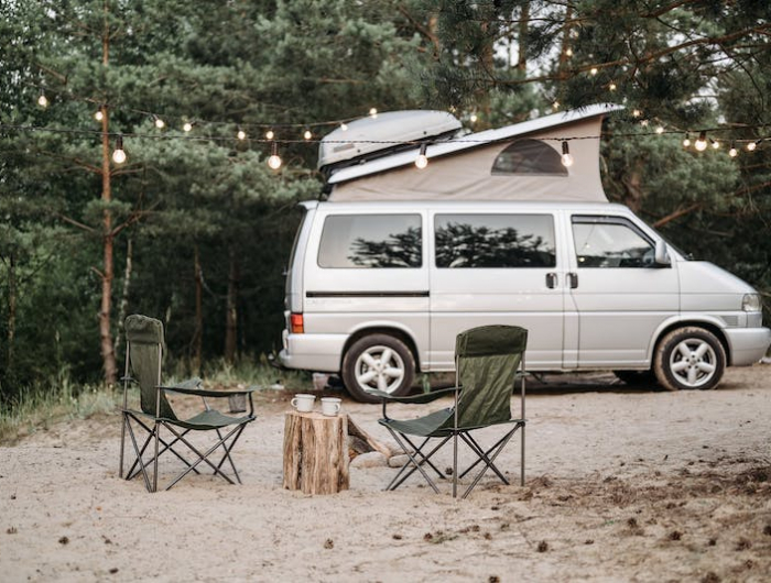 comment organiser un voyage en camping care idée véhicule gris équipé