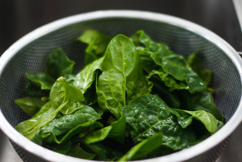 Η κατανάλωση πράσινων φυλλωδών λαχανικών σπανάκι ωφελεί τα θρεπτικά συστατικά