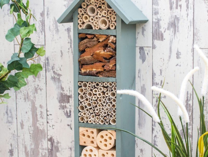 construire un hotel a insectes simple dans une cagette bois toiture boisée