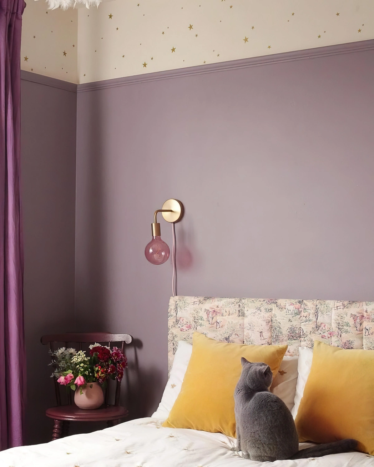 couleur chambre violet rideaux tete de lit tapisse motifs fleuris coussin jaune moutarde