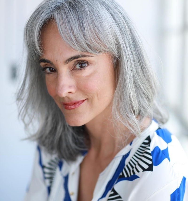 coupe avec frange rideau couleur cheveux gris blanc femme