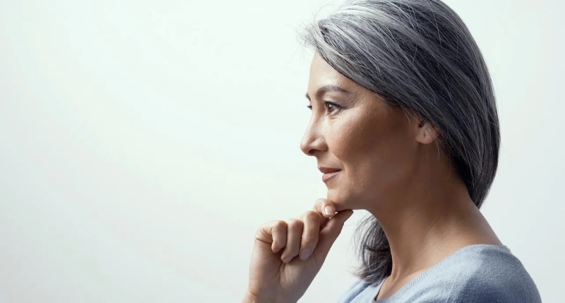 coupe cheveux femme 60 ans coloration cheveux gris et blanc