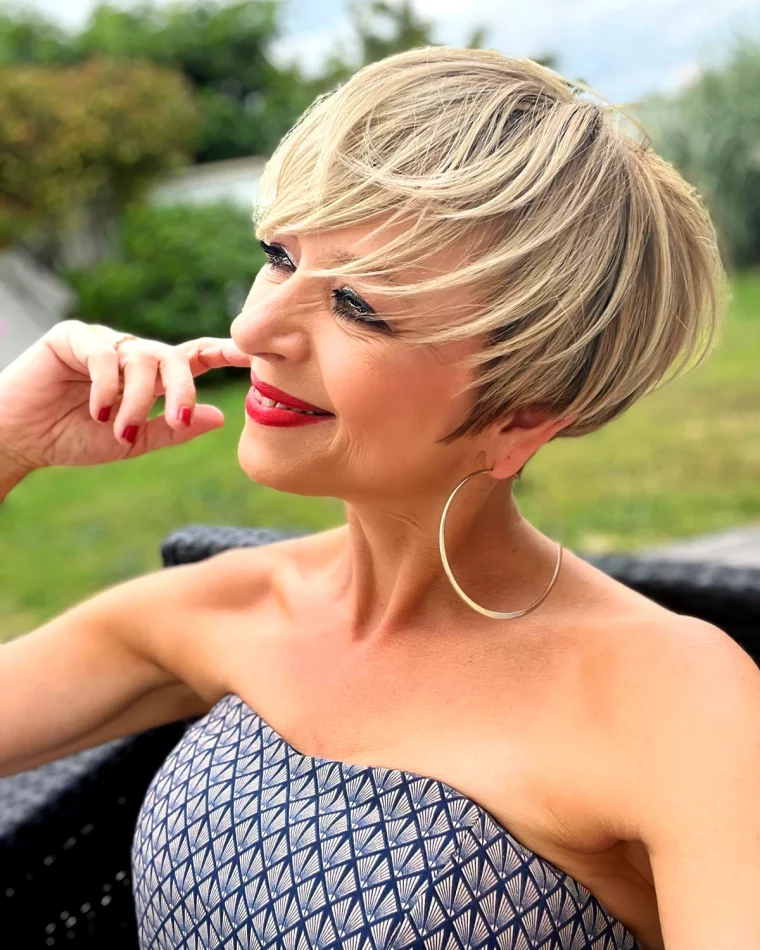 coupe courte effilee femme 50 ans cheveux blonds