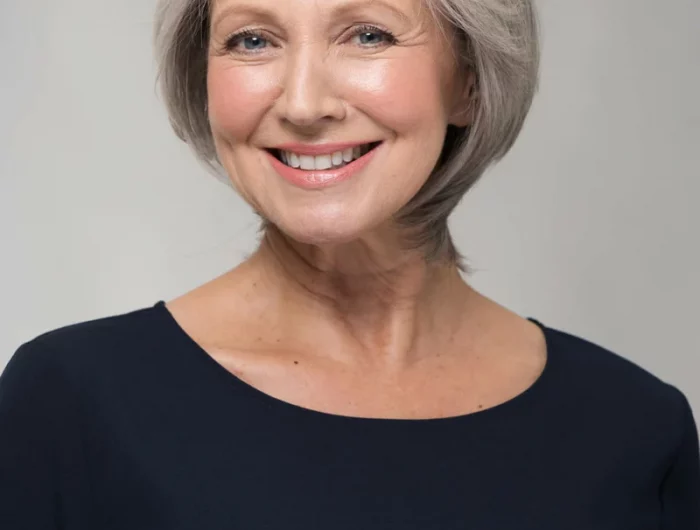 coupe de cheveux gris femme 60 ans en dégradé avec des longueurs variées