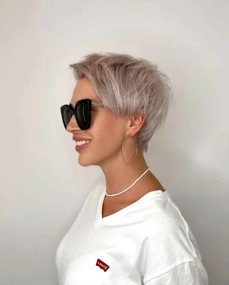 coupe ocurte effilee moderne tendance 2024 femme cheveux blonds t shirt blanc