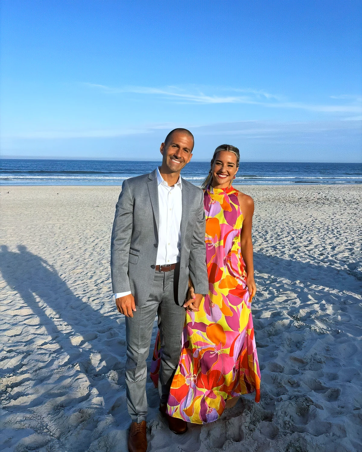 couple tenues invitee mariage d ete plage ciel bleu