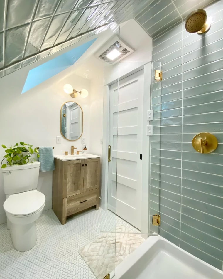 deco combles salle de bain sous pente carrelage gris douche