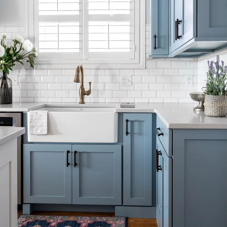 deco petite cuisine d angle avec ilot meubles bois peint en bleu mat