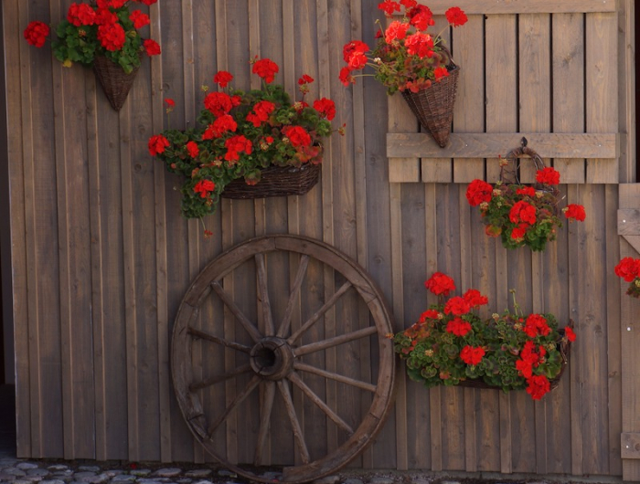 decoration mur exterieur jardin roue de bois pot de fleur accroché sur mur