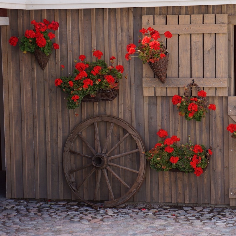 decoration mur exterieur jardin roue de bois pot de fleur accroché sur mur