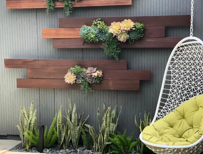 des panneaux de bois pour decorer un mur avec des plantes et bordure de jardin pierre et plantes