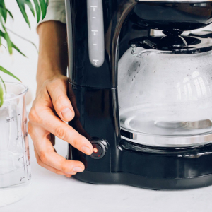 Comment détartrer une cafetière ? Le top 4 des produits naturels pour nettoyer la machine à café