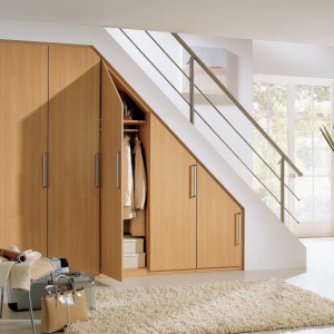 Optimisation de l’espace avec rangement, garde-robe ou placard sous escalier