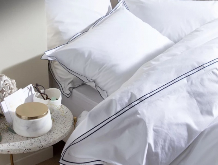 décoration chambre cocooning avec du linge de lit cosy couleur blanche