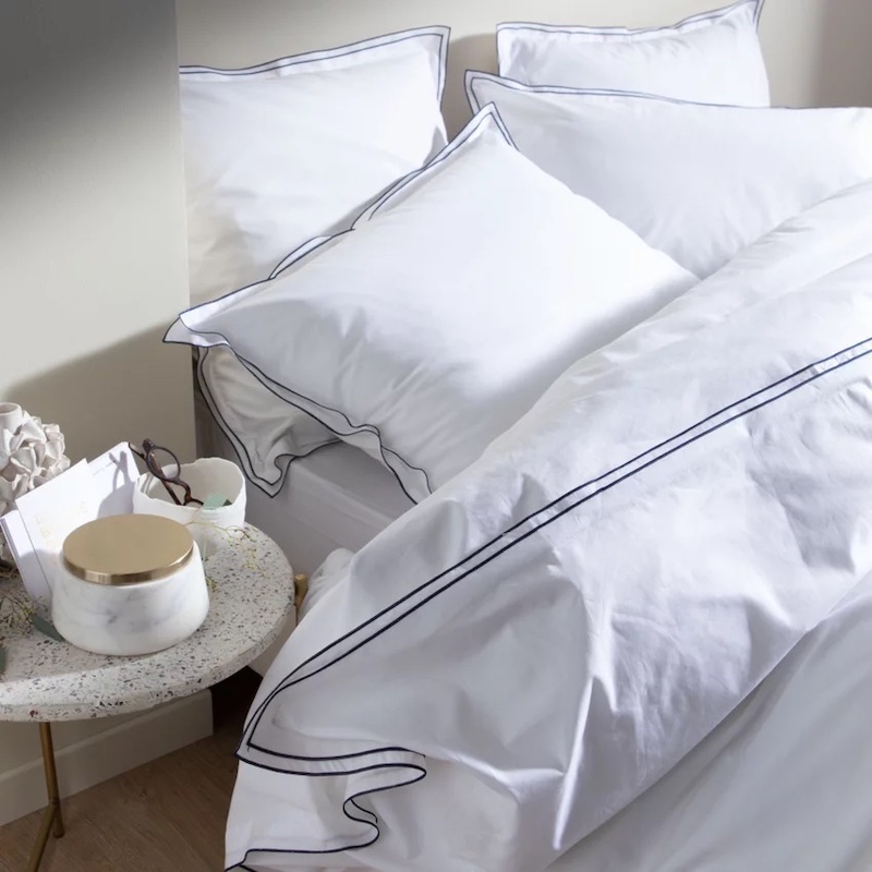décoration chambre cocooning avec du linge de lit cosy couleur blanche