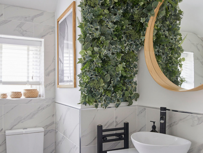 etroite petite salle de bain en longueur en blanc mur vegetal