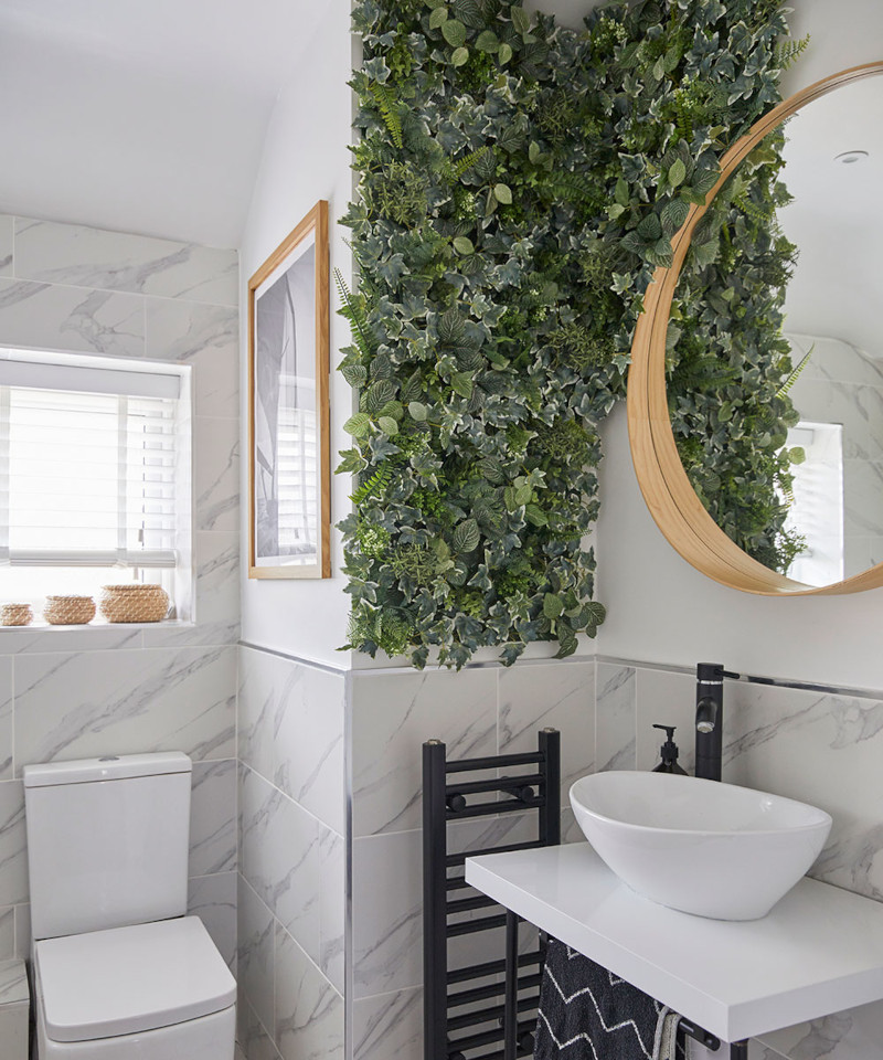 etroite petite salle de bain en longueur en blanc mur vegetal