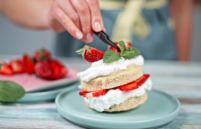 exemple de gateau a la fraise simple avec creme fouettee fraises menthe fraiche