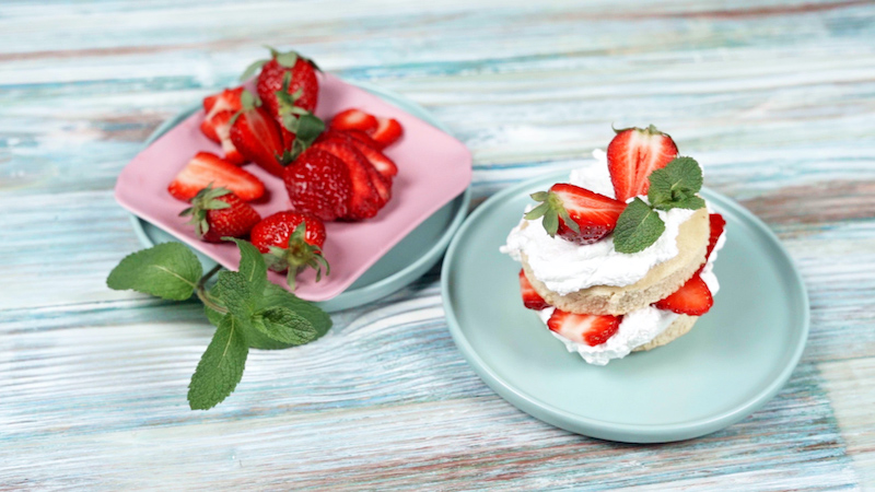 exemple recette gateau a la fraise dessert individuel fraises menthe dans une assiette