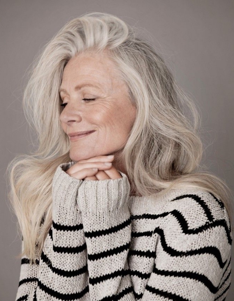 femme 60 ans coloration transition couleur cheveux blancs