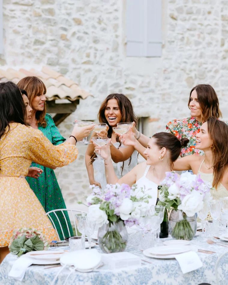 femmes heureuses qui tranquent a un mariage