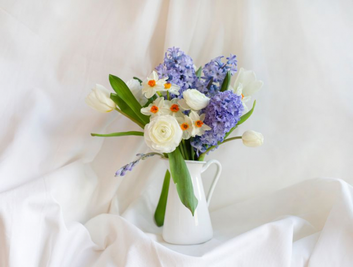 fleur a bulbe exterieur un bouquet de fleurs printanieres dans un vase