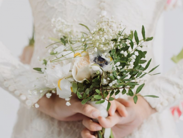 fleurs dans un vase une jeune mariee dans sa robe blanche