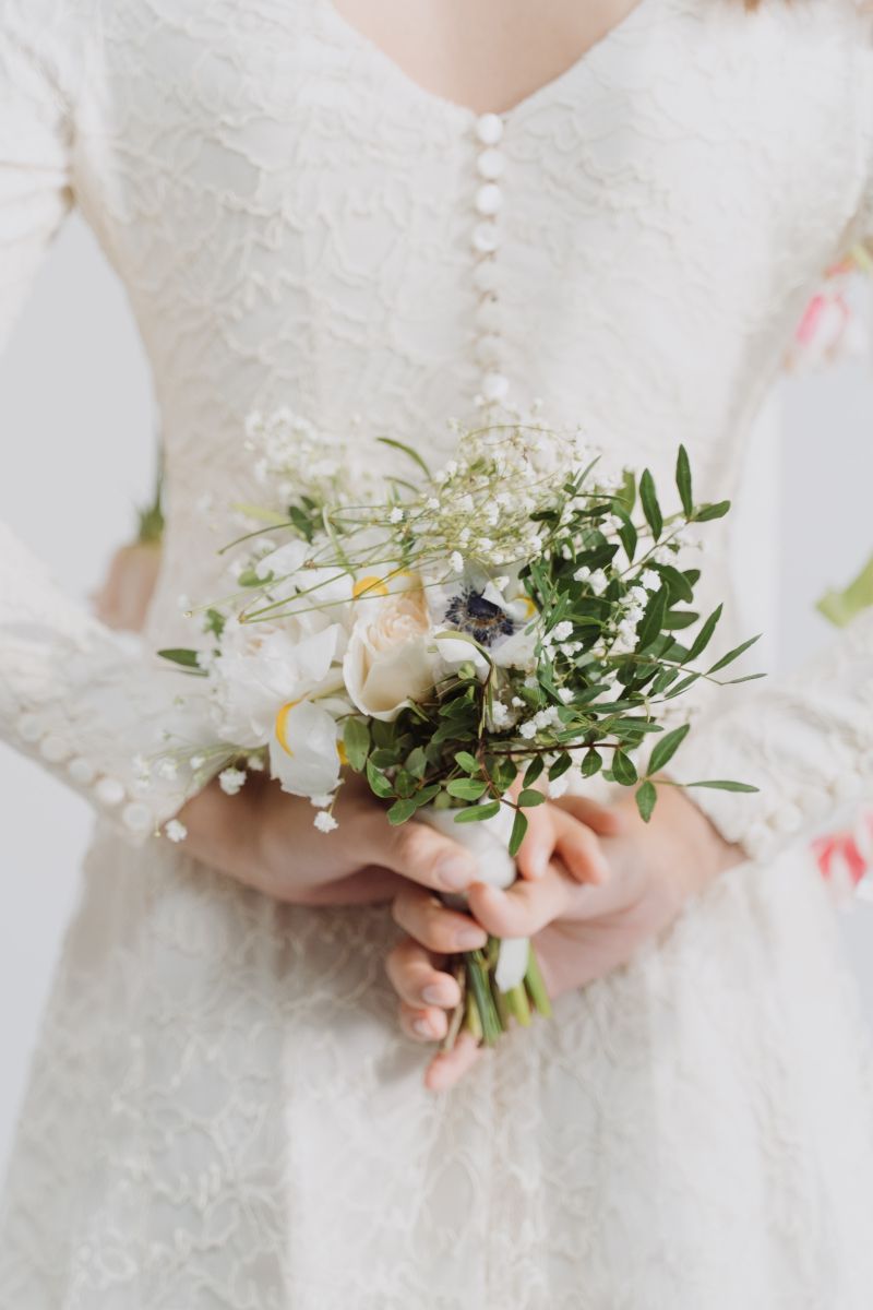 fleurs dans un vase une jeune mariee dans sa robe blanche