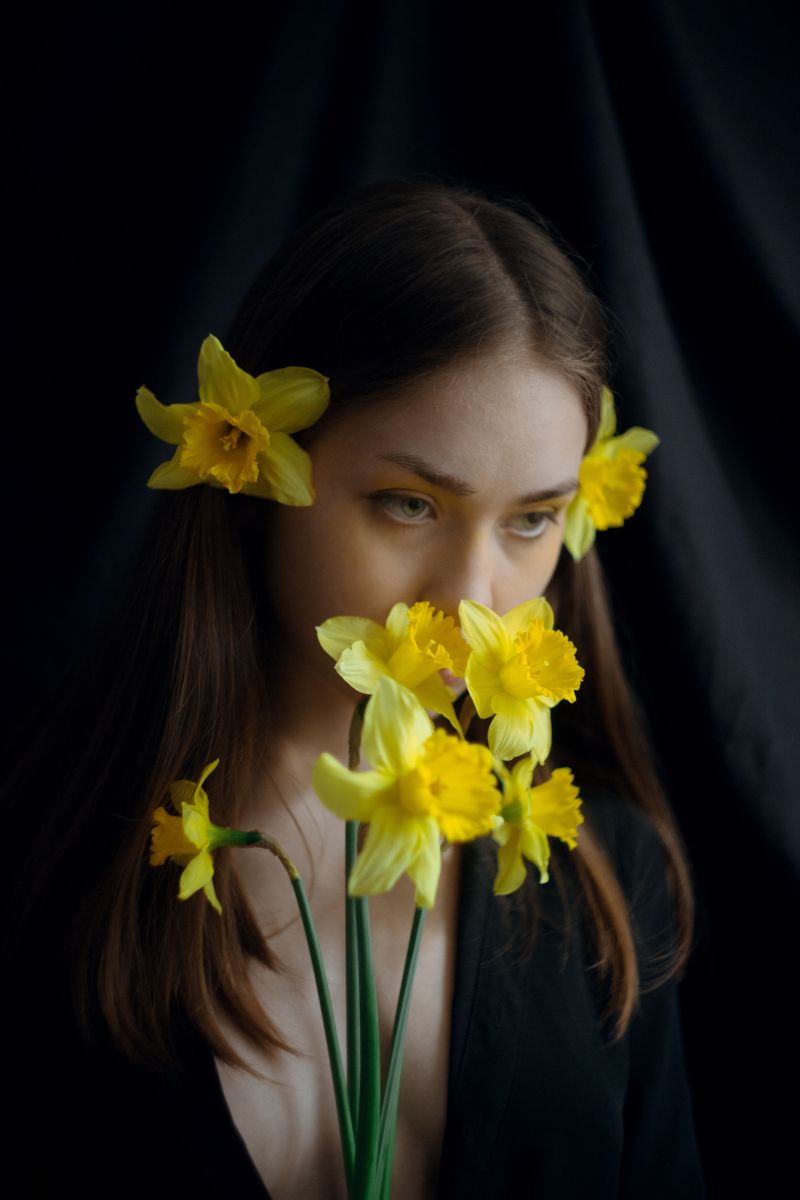 fleurs de printemps et d ete une fille avec des narcisses
