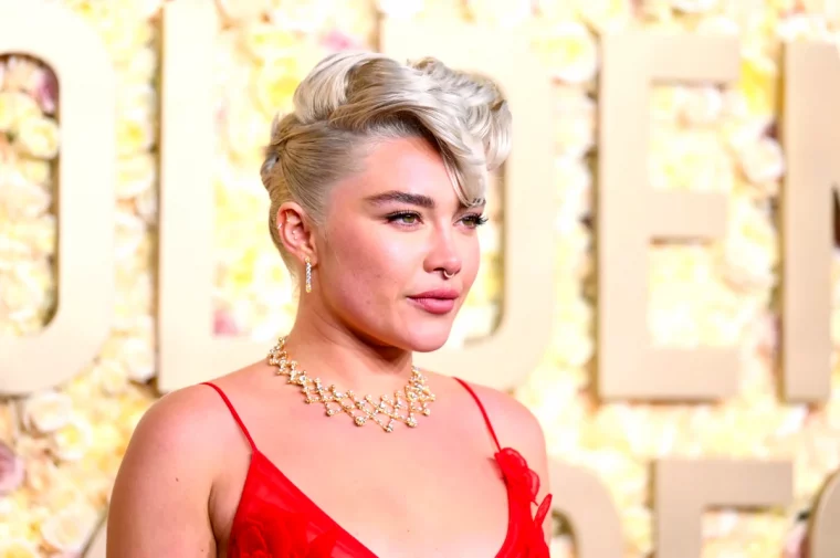 florence pugh coupe courte banane robe rouge collier en diamants