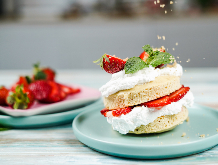 gateau aux fraises facile vite fait et delicieux sans gluten avec creme fouettee et fraises