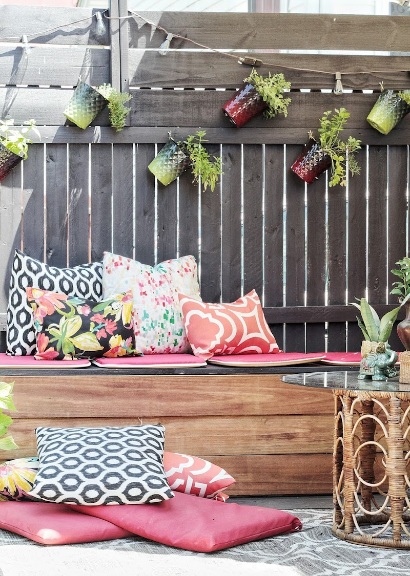 habillage mur exterieur terrasse avec des pots de fleurs et guirlandes lumineuses sur mur bois exterieur