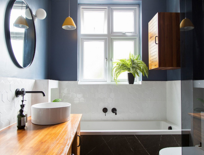 idee carrelage petite salle de bain blanc peinture bleu meuble en bois