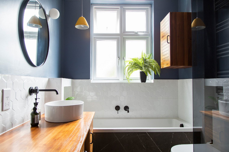 idee carrelage petite salle de bain blanc peinture bleu meuble en bois