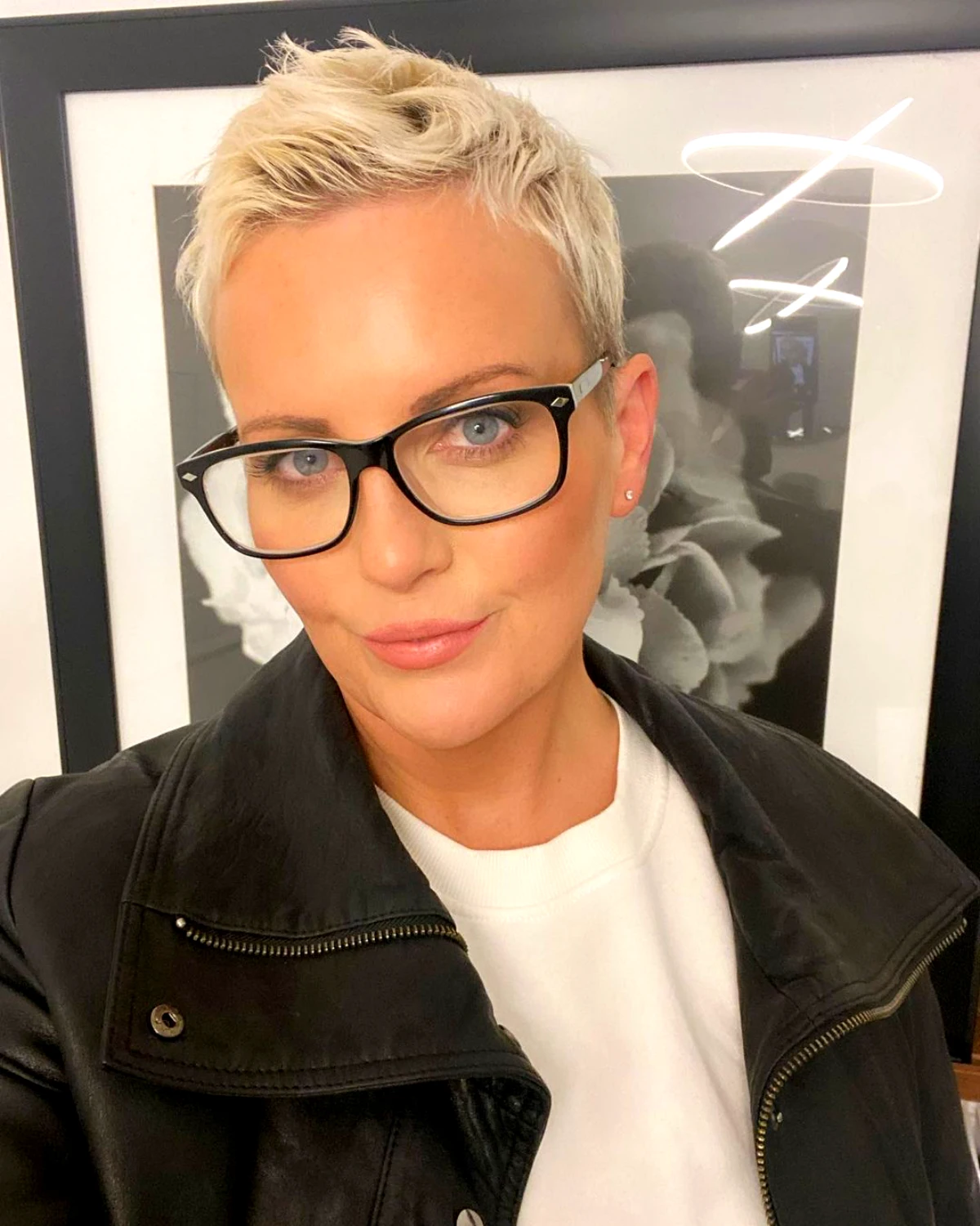 idee de coupe moderne femme blonde avec lunettes