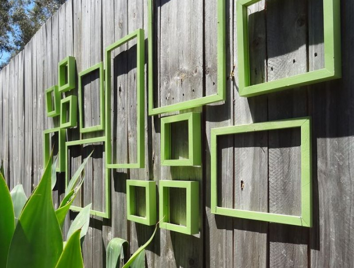idee deco mur exterieur jardin avec des cadres de bois peints en vert sur palissade
