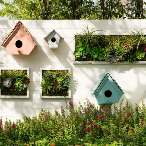 idee deco mur exterieur jardin avec mangeoire oiseau et panneau vegetal