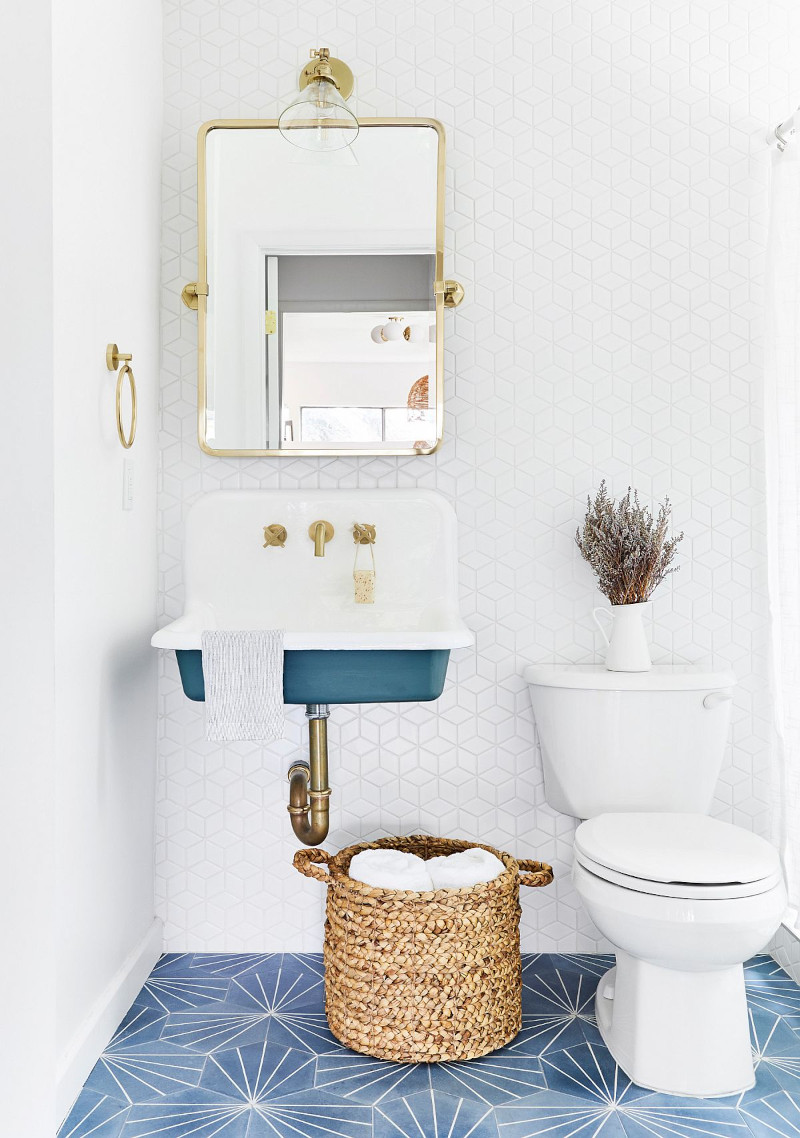 idee petite salle de bain en blanc et bleu accents dorres