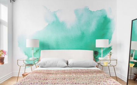 idée deco chambre a coucher adulte linge de lit blanc couverture de lit multicolore style oriental un mur blanc avec decoration tahce couleur vert d eau table de nuit design miroir taille humaine
