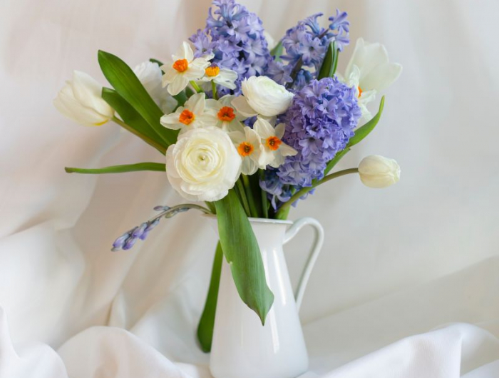 images fleurs de printemps bouquet printanier dans un vase vintage