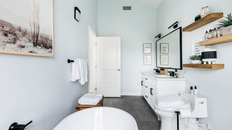 inspiration salle de bain peinte en bleu pale relaxant