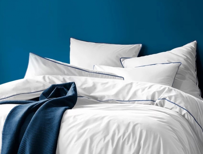 linge de lit blanc couverture couleur bleue et mur bleu idée déco chambre bleu paon