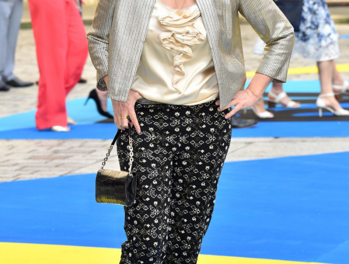 look moderne femme 60 ans pantalon a imprime top et veste