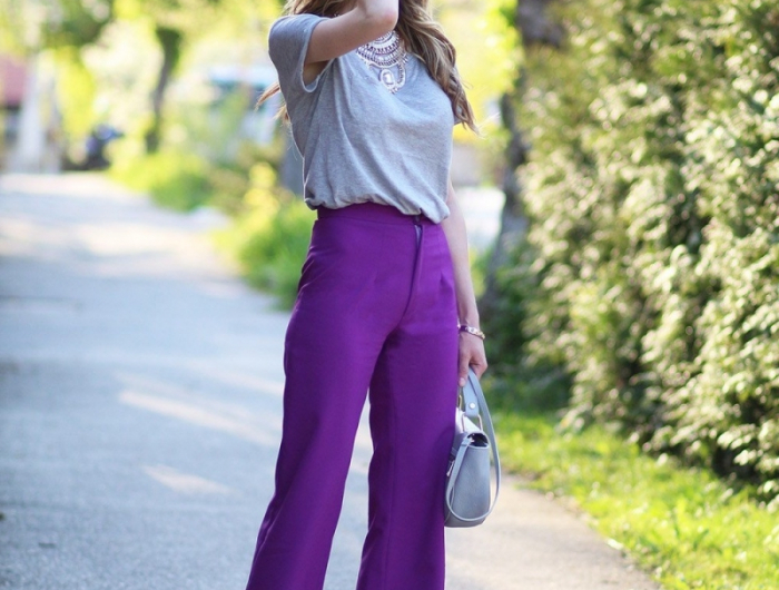 look pantalon large violet t shirt gris collier argent
