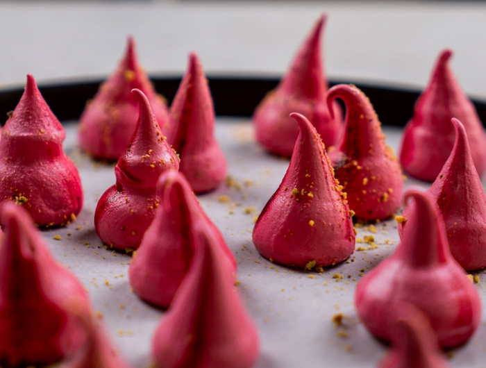 meringues cuisson au four de couleur rose dessert enfant anniversaire fete des meres